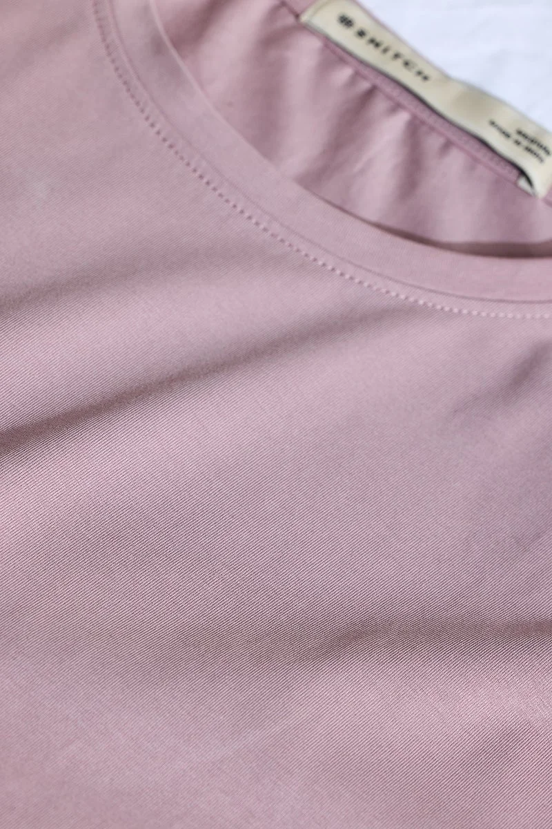 سنيتش تيشيرت وردي فاتح بقصة ضيقة ومرونة رباعية الاتجاهات