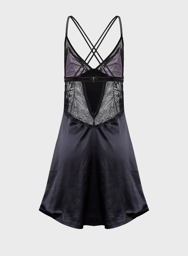 دورينا قميص نوم بياقة عميقة