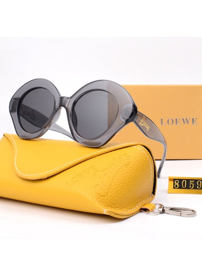 LOEWE نظارات شمسية دائرية رمادية شفافة من لوي في مع عدسات داكنة وحافظة تحمل العلامة التجارية