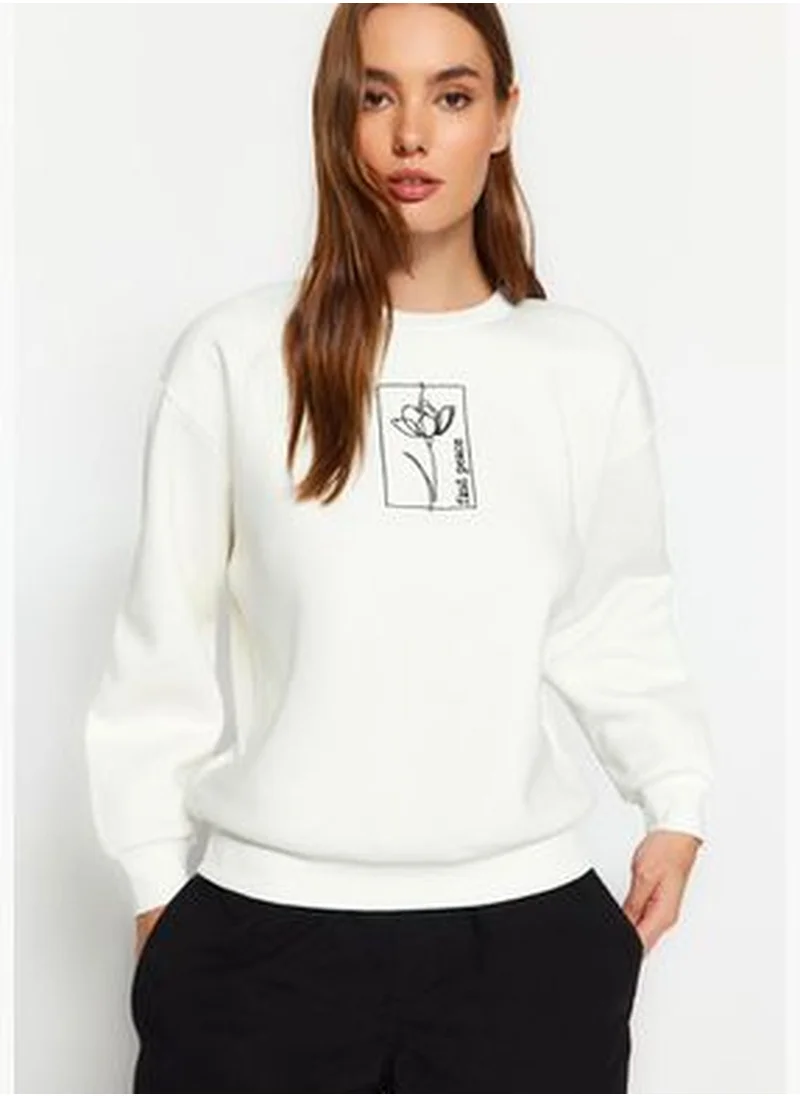 trendyol Ecru Regular Regular with Floral Embroidery Crew Neck Knitted Sweatshirt with Fleece Inside TWOAW24SW00310.