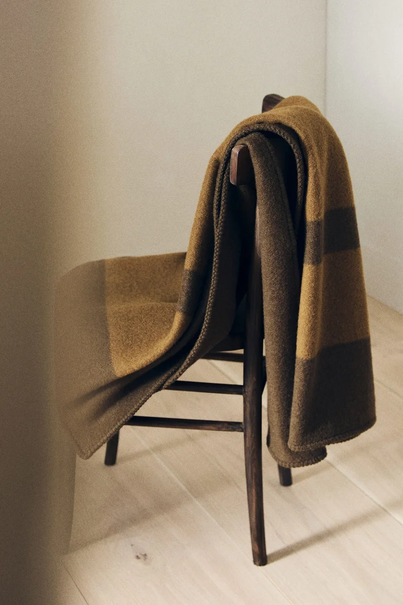 اتش اند ام بطانية من مزيج الصوف