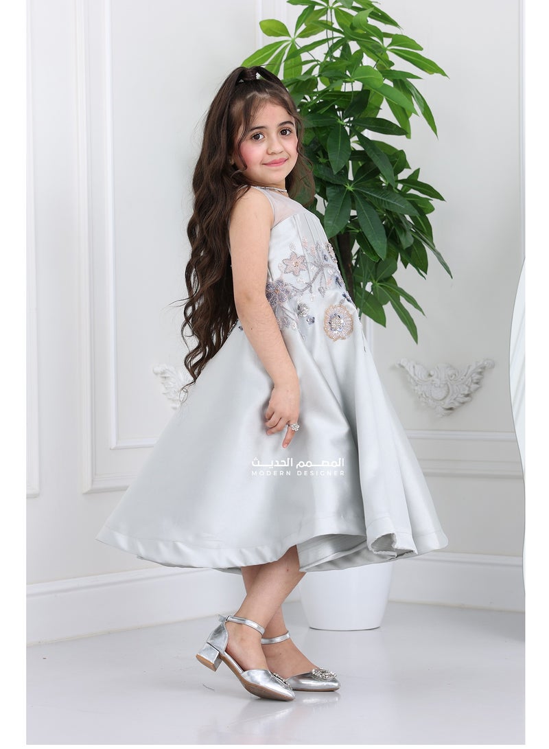 مودرن ديزاين فستان أطفال سهرة فاخر مصمم من خامة الميكادو الفاخر اللي تعطي لمعة ناعمة وأناقة خرافية! يتميز بتصميم توب بتطريز فاخر وشغل يدوي مثالي لبنوتتك يضمن لها إطلالة ملكية تأسر القلوب - Image 2