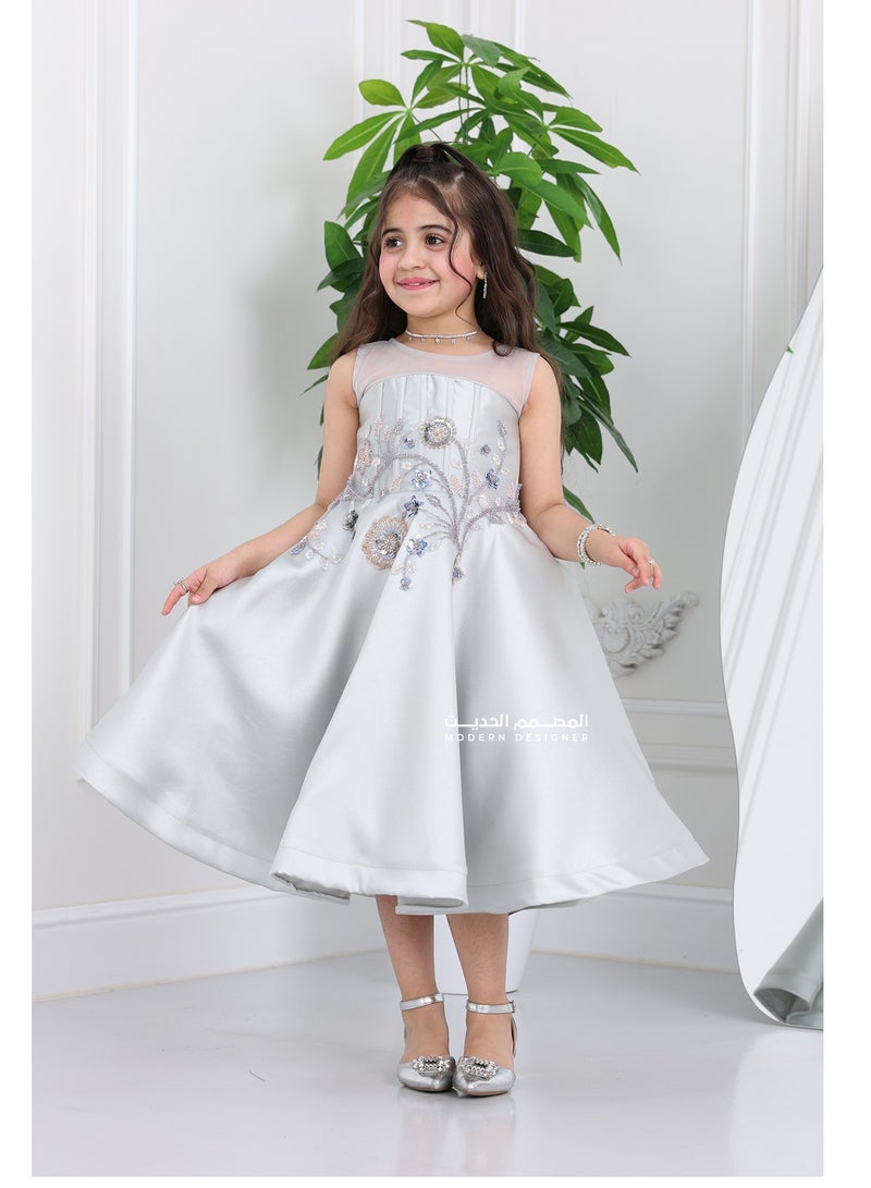 مودرن ديزاين فستان أطفال سهرة فاخر مصمم من خامة الميكادو الفاخر اللي تعطي لمعة ناعمة وأناقة خرافية! يتميز بتصميم توب بتطريز فاخر وشغل يدوي مثالي لبنوتتك يضمن لها إطلالة ملكية تأسر القلوب - Image 1