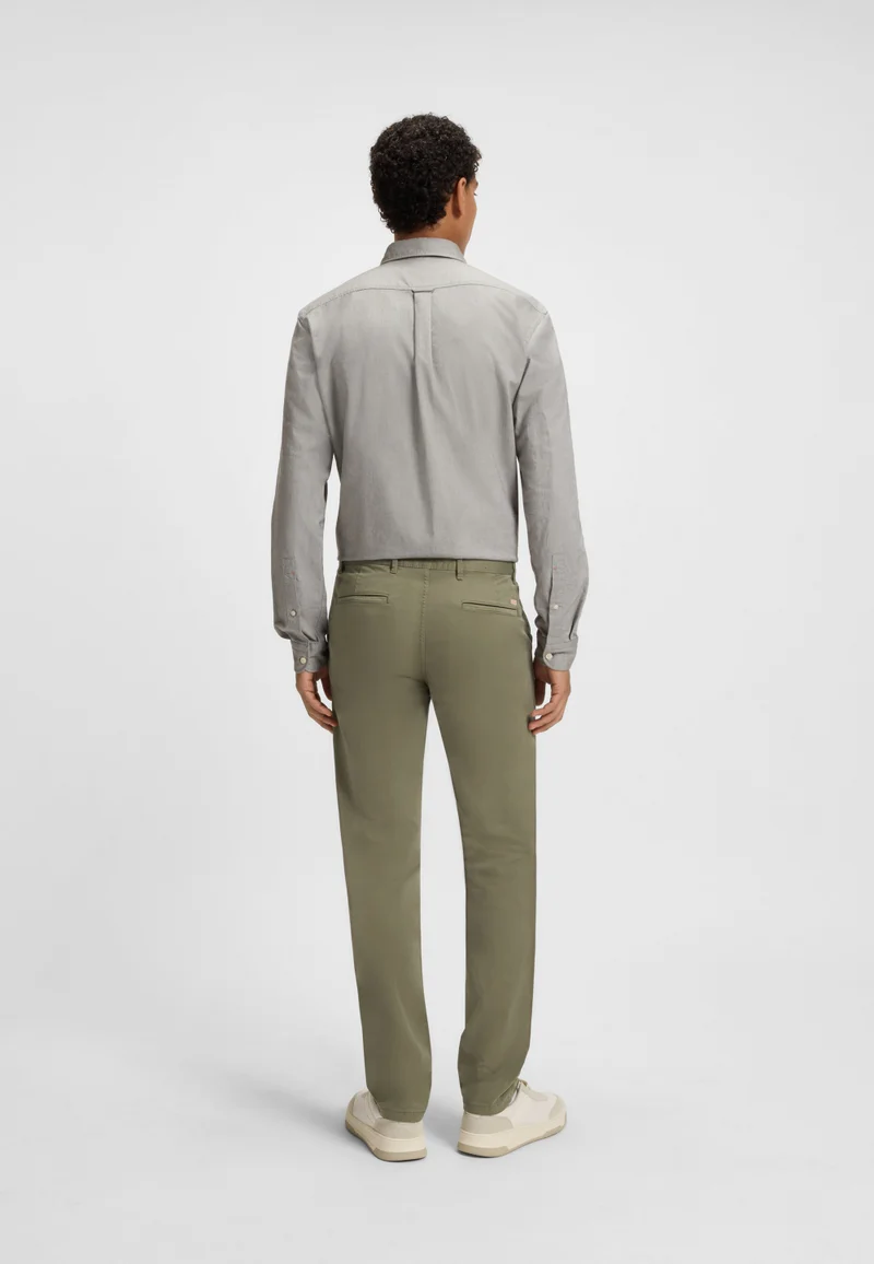 بوس تشينو بقصة ضيقة من الساتان القطني المطاطي