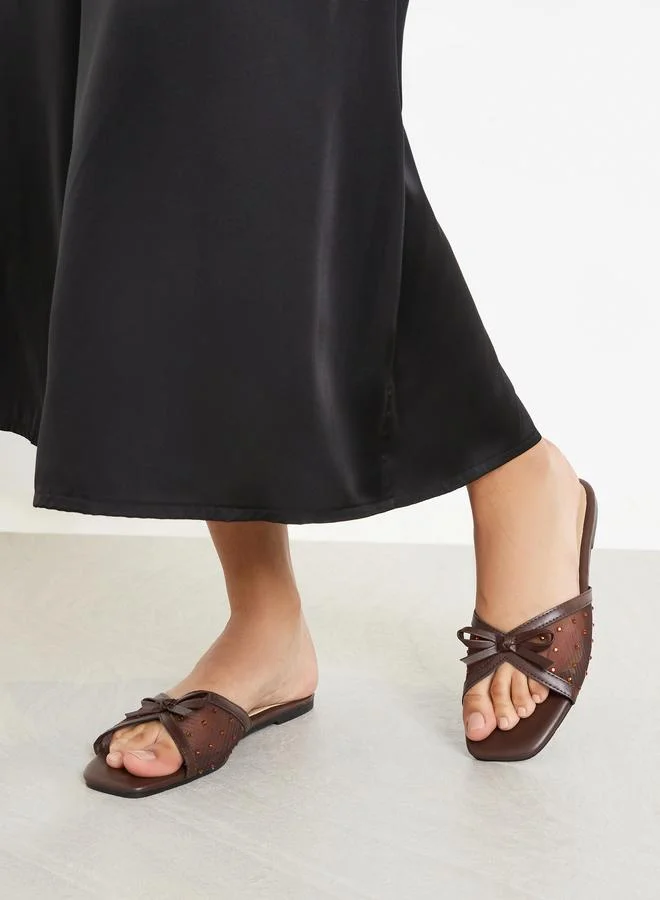 ستايلي صندل فلات بتفاصيل شبكية مُرصعة