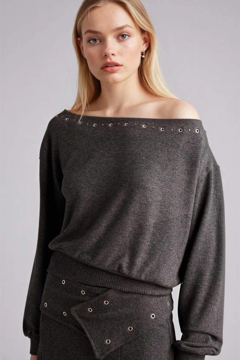 ديفاكتو Loose Fit Off Shoulder Long Sleeve T-Shirt