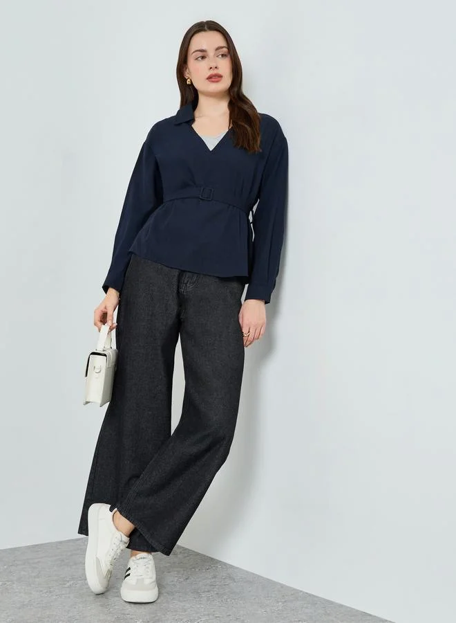 ستايلي بلوزة بياقة مفتوحة وحزام