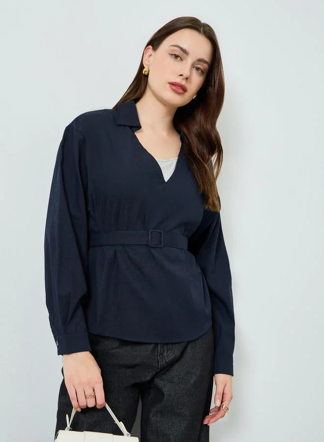 ستايلي بلوزة بياقة مفتوحة وحزام