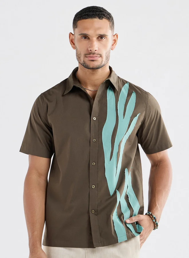 سبلاش فيڤ قميص بأكمام قصيرة وبزخارف ورق شجر