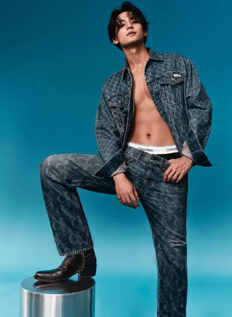 كالفن كلاين جينز بنطال جينز بقصة أرجل مستقيمة بنمط مستوحى من فترة التسعينيات ومزين بشعار كلفن كلاين