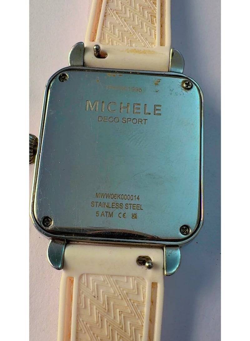 ساعة MICHELE Deco Sport النسائية كوارتز - إطار ذهبي ثنائي اللون، مينا فضي بنمط أشعة الشمس مع التاريخ، سوار سيليكون أبيض (MWW06K000014) - مستعملة (بحالة جديدة) - Image 3
