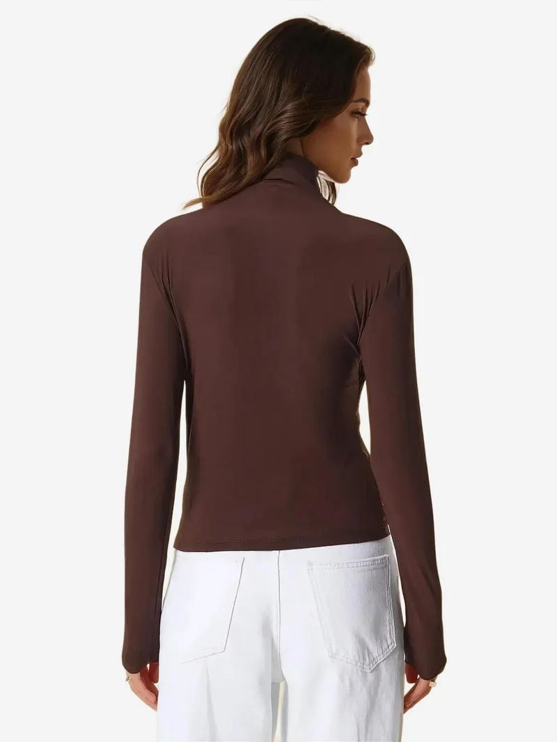 زوبعة بلوزة بياقة عالية وتفاصيل متدلية