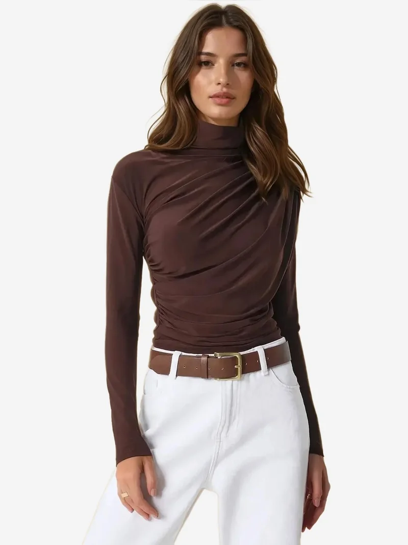 هيكاب بلوزة بياقة عالية وتفاصيل متدلية