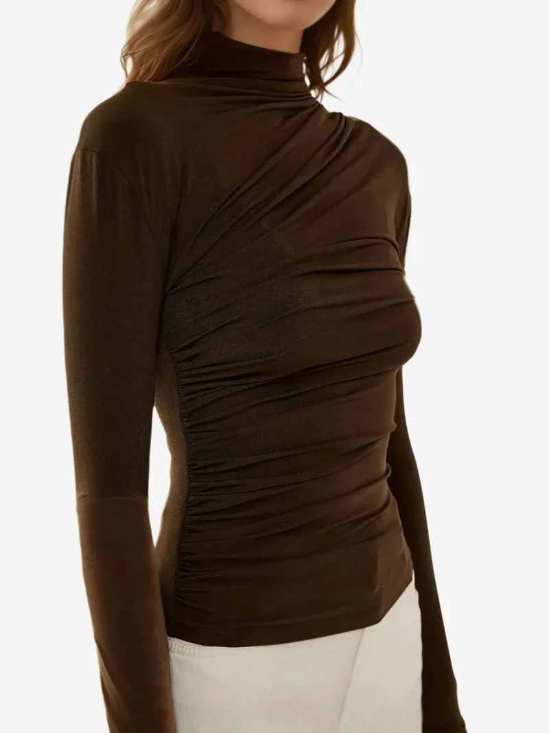 هيكاب بلوزة بياقة عالية وتفاصيل متدلية