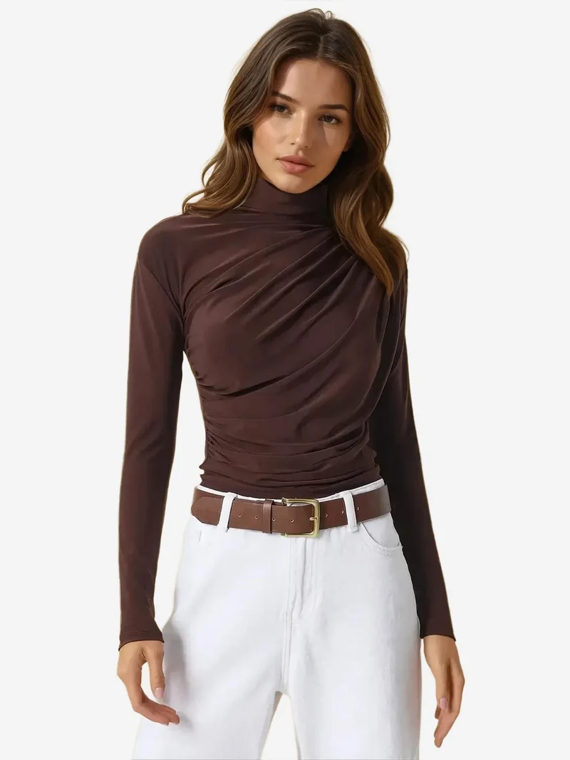 هيكاب بلوزة بياقة عالية وتفاصيل متدلية