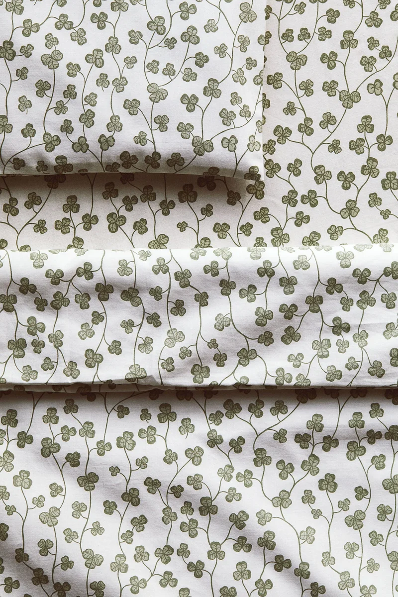 اتش اند ام طقم لحاف المهد بتصميم منقوش