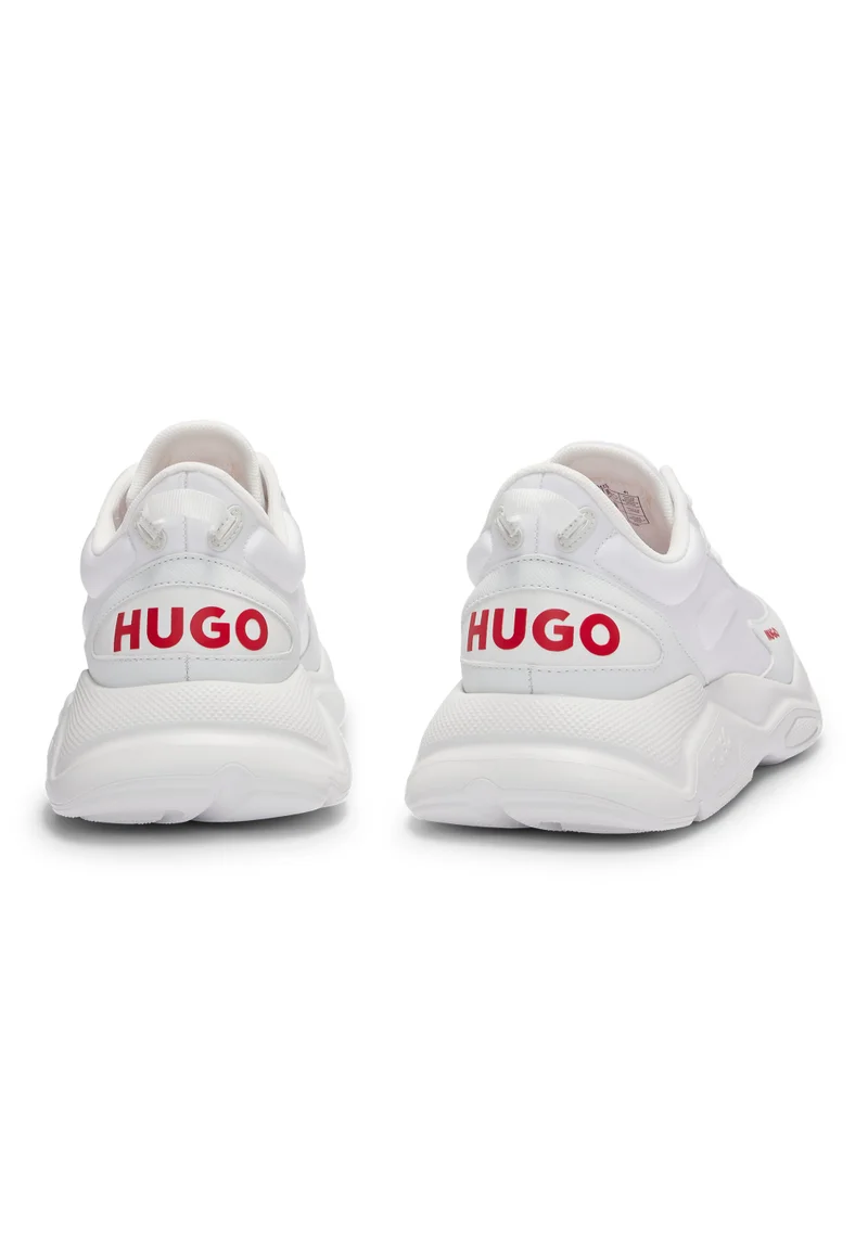 هوجو سنيكرز بأربطة من مواد مختلطة وجلد صناعي