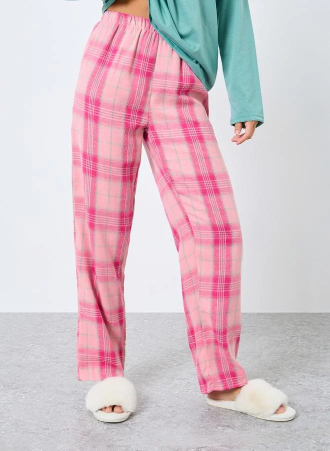 ستايلي طقم بيجاما من بنطال كاروهات مع تيشيرت سادة بأكمام طويلة