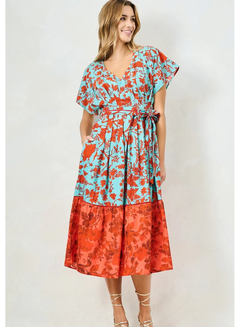 هوب اند ايفي فستان ميدي بياقة على شكل حرف  وطبعة مختلطة وحزام خصر