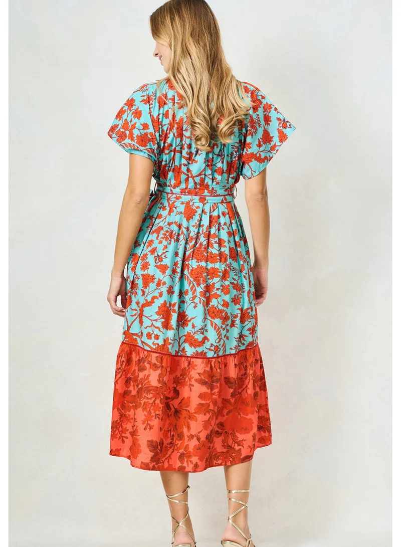 هوب اند ايفي فستان ميدي بياقة على شكل حرف  وطبعة مختلطة وحزام خصر