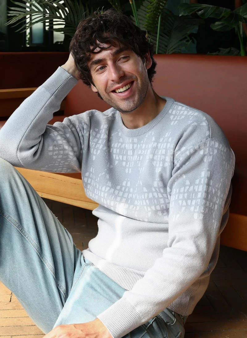 كامبوس سوترا كنزة رجالية مطبوعة بنمط هندسي بياقة مدورة مضلعة وأكمام طويلة مضلعة، تصميم سحب بياقة مستقيمة مضلعة، قماش محبوك للاستخدام اليومي الكاجوال، رمادي غائم