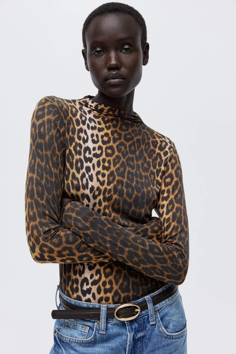 اتش اند ام بلوزة بقبة مرتفعة