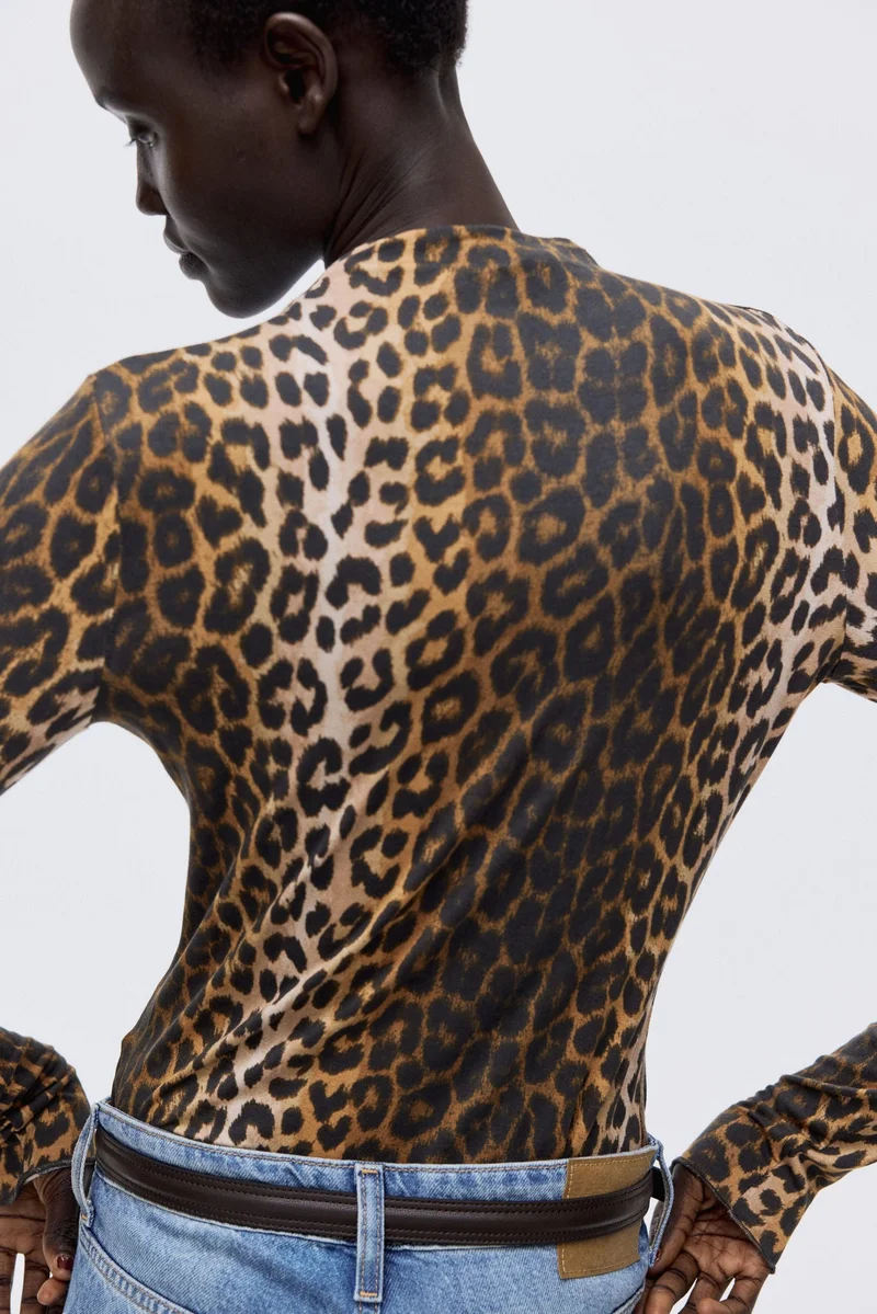 اتش اند ام بلوزة بقبة مرتفعة