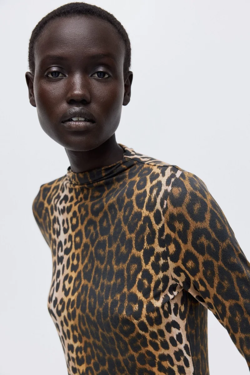 اتش اند ام بلوزة بقبة مرتفعة