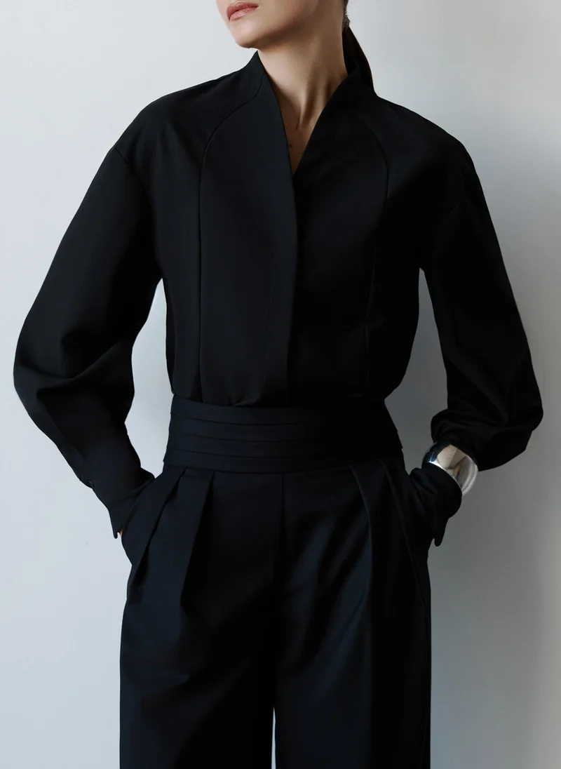 ليتشي قميص بقصّة معقدة مع أزرار مخفية