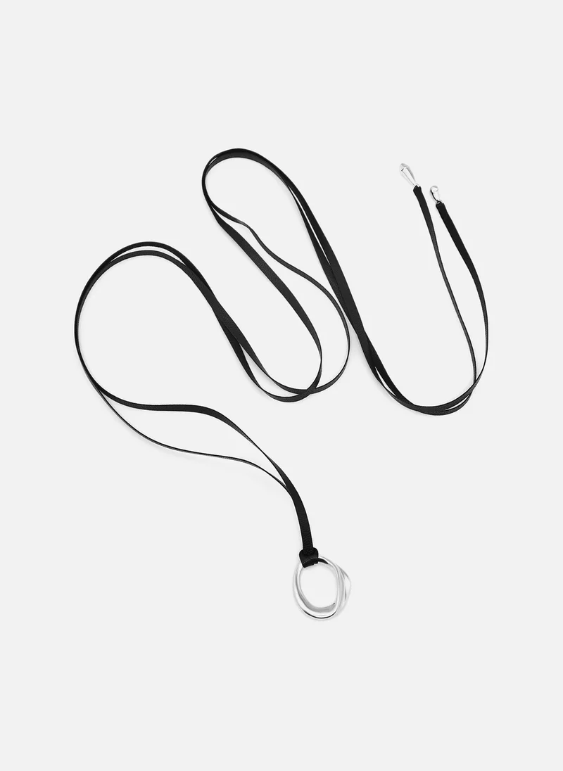 ليتشي قلادة من الدانتيل مع قلادة معدنية