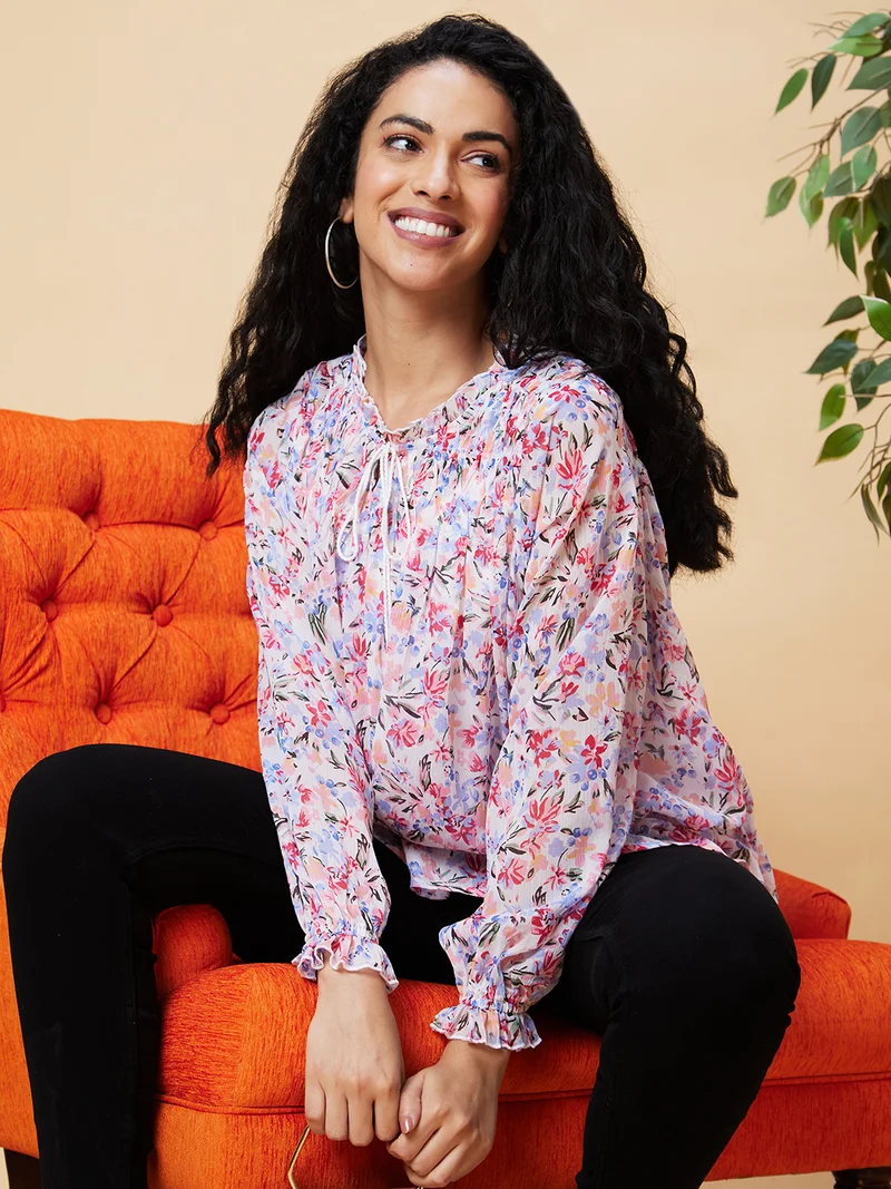 جلو باص بلوزة نسائية بيضاء بطبعة زهور وربطة عنق