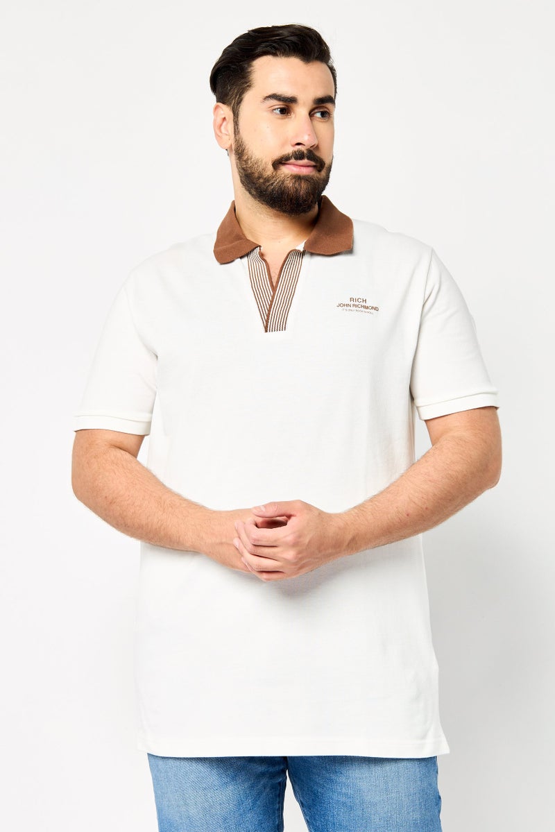 JOHN RICHMOND تي شيرت بولو بأكمام قصيرة للرجال بتصميم عادي مع شعار العلامة التجارية، أبيض - Image 1