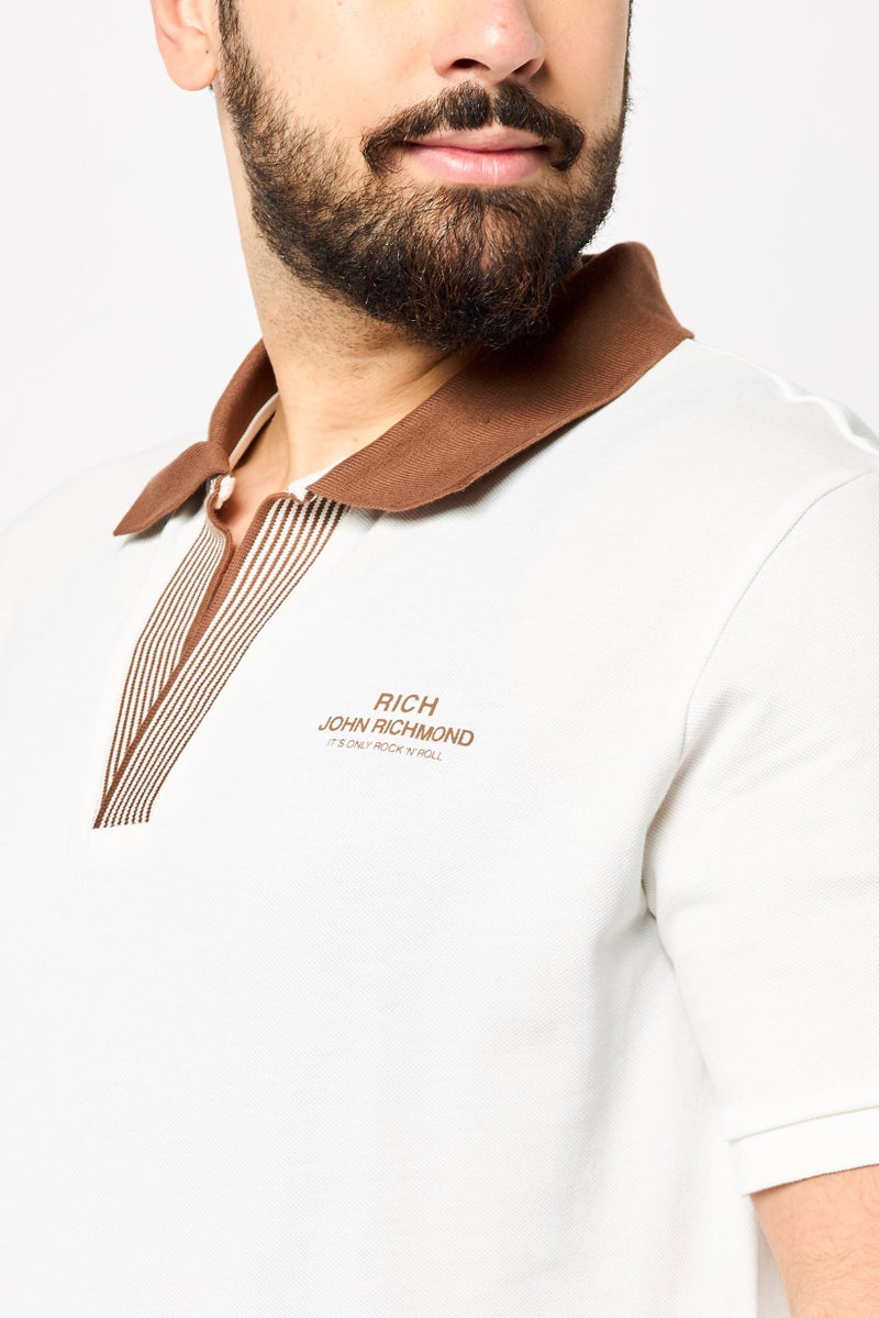 JOHN RICHMOND تي شيرت بولو بأكمام قصيرة للرجال بتصميم عادي مع شعار العلامة التجارية، أبيض - Image 3