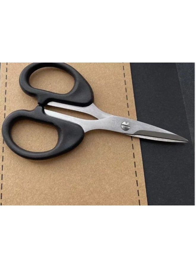 مقص صغير لقص شعر الانف والاظافرمناسب لاستخدمات متعدده  بمقبض اسود مناسب لاستخدام المنزلي والصالون - Image 1