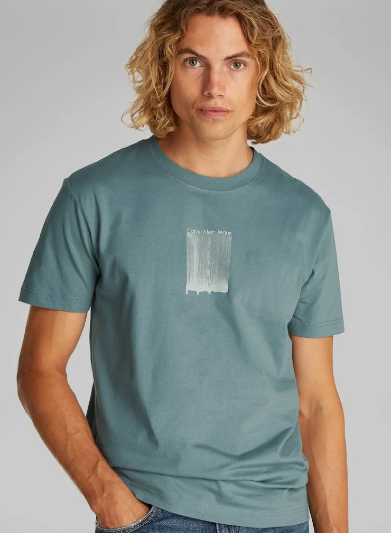 كالفن كلاين جينز تيشيرت بطبعة غرافيك