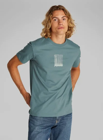 كالفن كلاين جينز تيشيرت بطبعة غرافيك