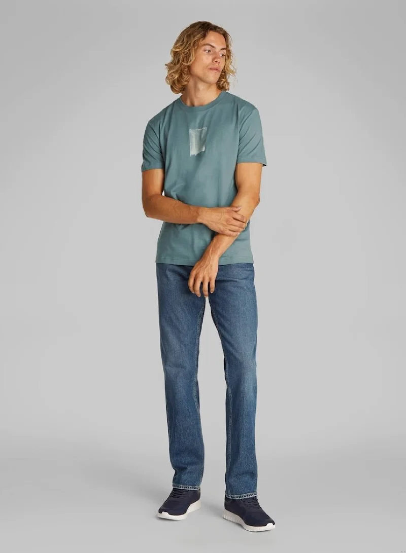 كالفن كلاين جينز تيشيرت بطبعة غرافيك