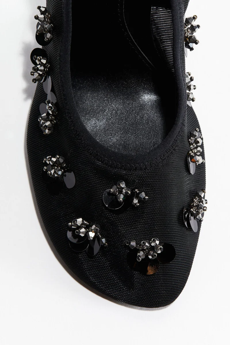 اتش اند ام حذاء مزخرف مفتوح من الخلف