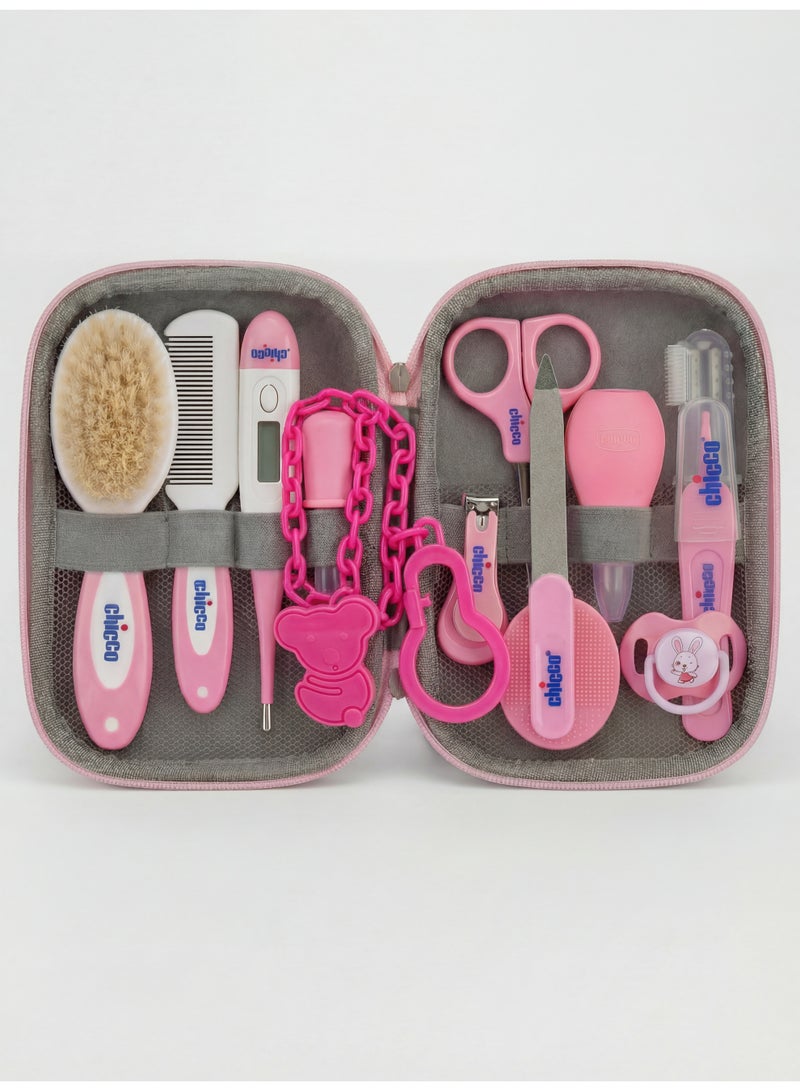 شيكو حقيبة عناية الطفل الكاملة من Chicco – طقم أدوات عناية حديثي الولادة 13 قطعة بعلبة أنيقة ومريحة - Image 2