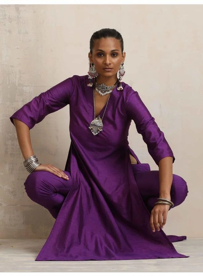 ترو برونز طقم كورتا حريري بنفسجي بفتحة جانبية عالية