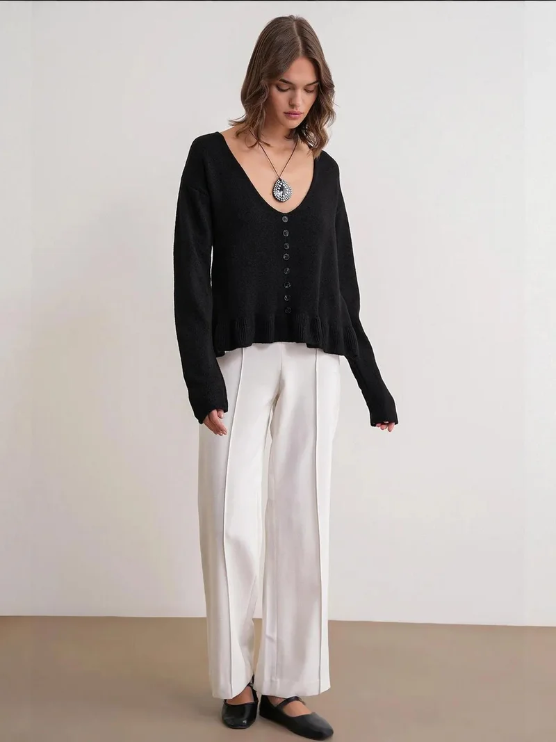 ميكسراي بلوزة محبوكة خفيفة برقبة على شكل  مع تفاصيل أزرار