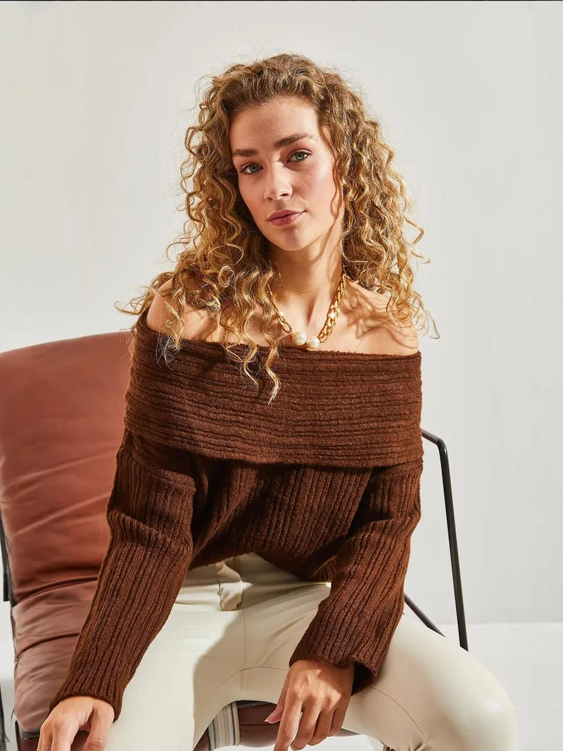 بيانكو لوتشي بلوفر محبوك بكتف مكشوف من لوتشي