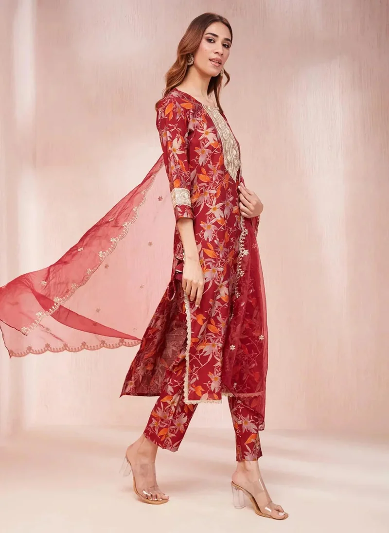 زيري سوق This is a Maroon Floral Print Straight Kurta Trouser And Dupatta SetFollowing are the Features of the product:-Kurta Design:-Sequins_Work on neckStraight ShapeThree quarter Regular SleevesRound NeckCalf LengthStraight HemTrouser Design:-Printed one pocket TrouserSlip-On WaistbandNOTE: Dupatta Length (Width 0.8 Mtr and length 2.20Mtr)