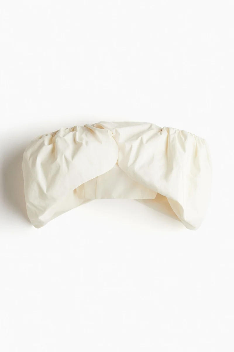 اتش اند ام بلوزة بحواف سفلية منقوشة وأكتاف مكشوفة