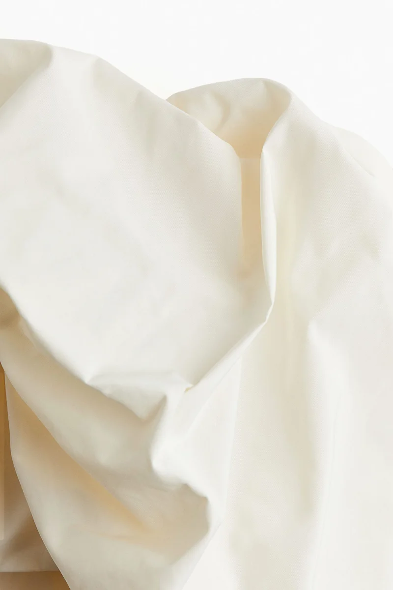 اتش اند ام بلوزة بحواف سفلية منقوشة وأكتاف مكشوفة