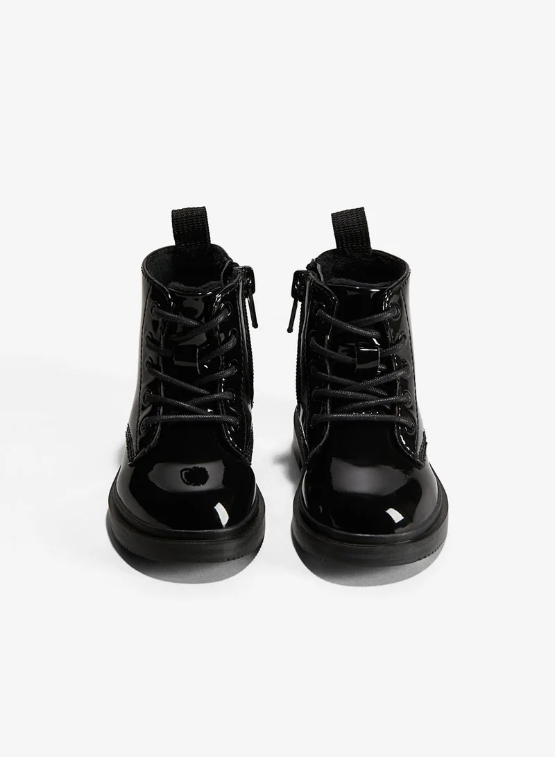 اتش اند ام بوت بأربطة للإغلاق