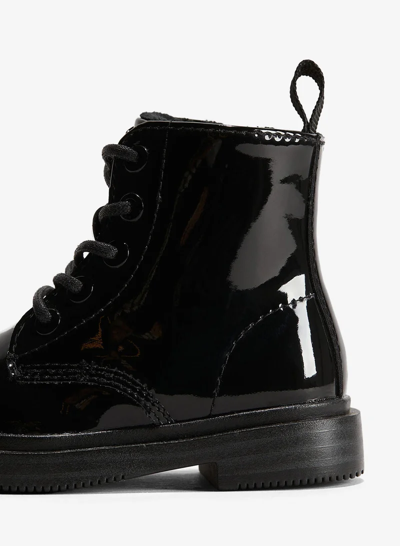 اتش اند ام بوت بأربطة للإغلاق