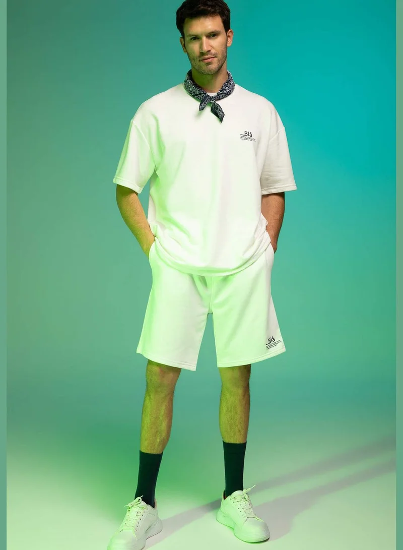 ديفاكتو تيشيرت بطباعة شعار بأكمام قصيرة وقصة واسعة