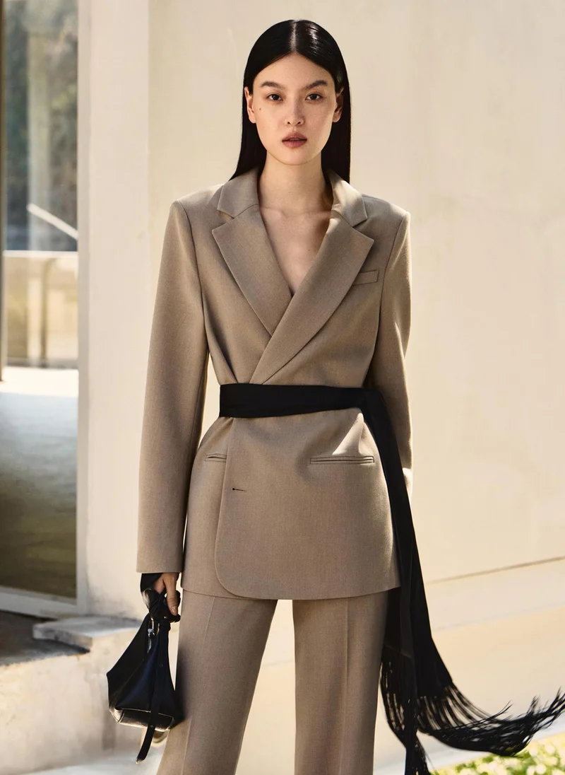 ليتشي سترة فضفاضة بصف أزرار واحد مع إغلاق غير متماثل