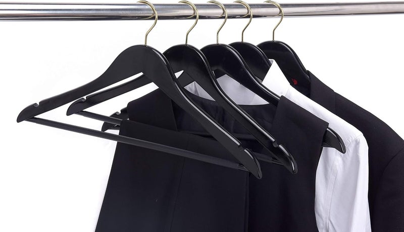 Quality Hangers شماعات خشبية سوداء عالية الجودة - مجموعة 10 شماعات منحنية قليلاً - معطف خشبي صلب مع خطافات كروم أنيقة - شماعات ثقيلة للملابس والجاكيت والقمصان والبنطلونات والبدلات (أسود - خطاف ذهبي، 10) - Image 4